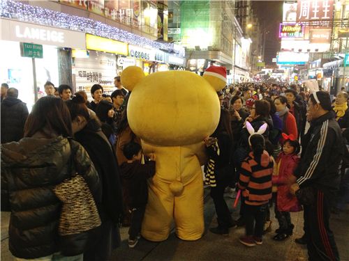 The lazy bear was the superstar on Christmas Eve in Hong Kongs popular shopping district