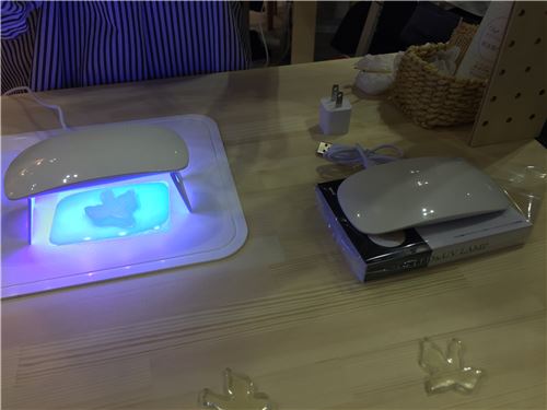The LED UV lamp in action