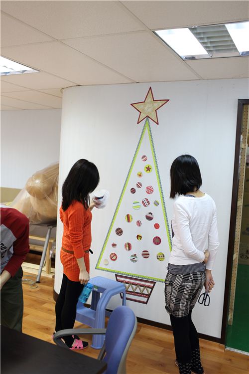 We're crafting a Washi Christmas Tree 10