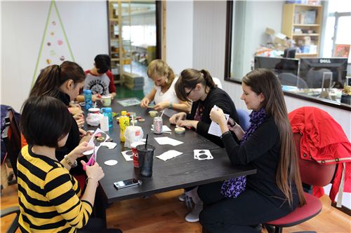 We're crafting a Washi Christmas Tree 9
