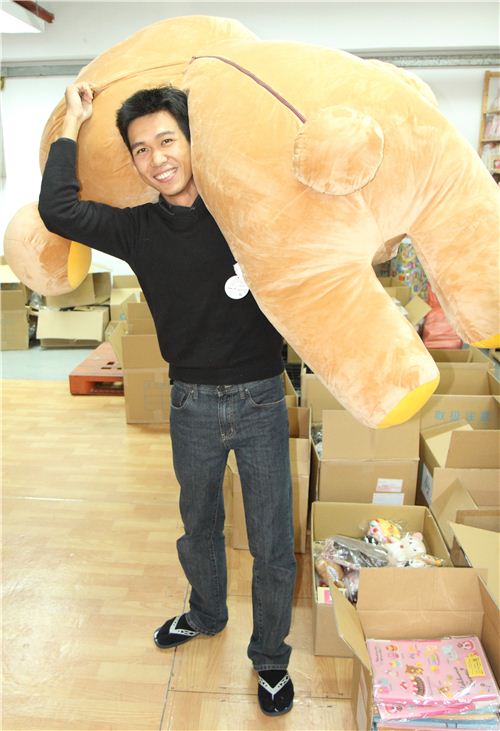 Alan is showing office Rilakkuma who is boss